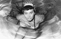 Горячая Софи Лорен оголила грудь под водой в фильме Two Nights with Cleopatra