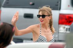 Красивая Тейлор Свифт в бикини в Массачусетс фото #6