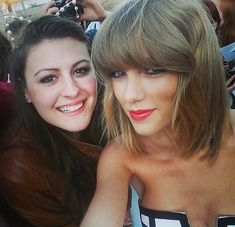 Открытое декольте Тейлор Свифт на German Radio Awards фото #1