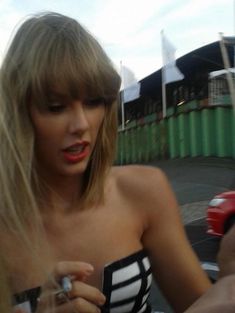 Открытое декольте Тейлор Свифт на German Radio Awards фото #2