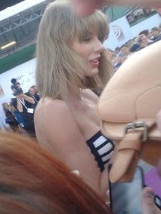 Открытое декольте Тейлор Свифт на German Radio Awards фото #3