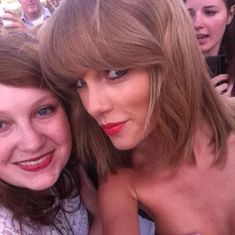 Открытое декольте Тейлор Свифт на German Radio Awards фото #4