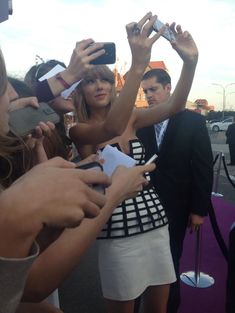 Открытое декольте Тейлор Свифт на German Radio Awards фото #5