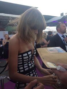 Открытое декольте Тейлор Свифт на German Radio Awards фото #6