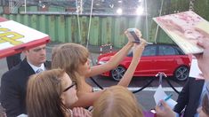 Открытое декольте Тейлор Свифт на German Radio Awards фото #9