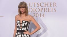 Открытое декольте Тейлор Свифт на German Radio Awards фото #10