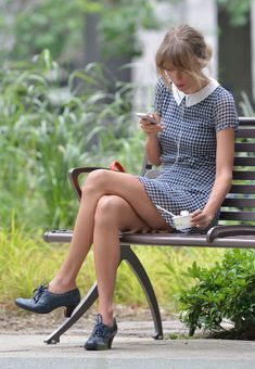 Красотка Тейлор Свифт в коротком платье в Нью-Йорке