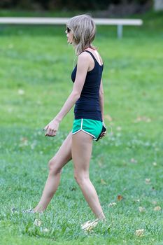 Аккуратная попка Тейлор Свифт в коротких шортах в Голливуде