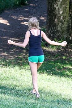 Аккуратная попка Тейлор Свифт в коротких шортах в Голливуде