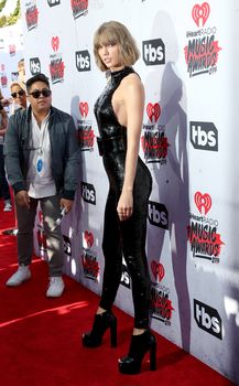 Возбуждающий наряд Тейлор Свифт на iHeartRadio Music Awards фото #2