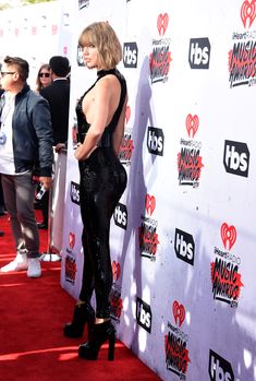 Возбуждающий наряд Тейлор Свифт на iHeartRadio Music Awards фото #5