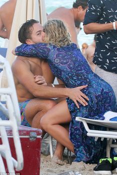 Соблазнительное декольте Эмили Бетт Рикардс на пляже фото #4