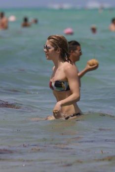 Красотка Эмили Бетт Рикардс в ярком бикини на Майами фото #2