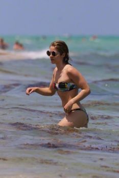 Красотка Эмили Бетт Рикардс в ярком бикини на Майами фото #5