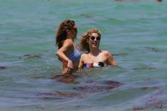 Красотка Эмили Бетт Рикардс в ярком бикини на Майами фото #16