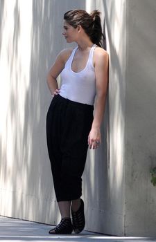 Красотка Эшли Грин засветила соски сквозь прозрачную майку фото #2