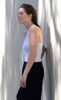 Красотка Эшли Грин засветила соски сквозь прозрачную майку фото #3