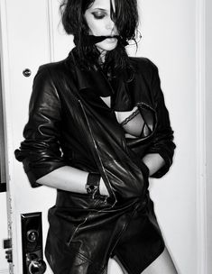 Прозрачный лифчик Эшли Грин на горячей фотосессии для журнала Interview фото #1