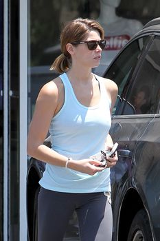 Аккуратные соски Эшли Грин сквозь спортивную майку в Лос-Анджелесе фото #8