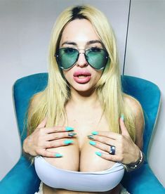 Пышный бюст Марии Капшуковой в наряде с глубоким декольте фото #3