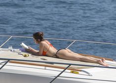 Селена Гомес в купальнике на яхте в Порт-Джэксон фото #10