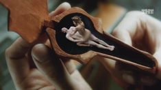 Голая попа Евгении Брик в сериале «Адаптация» фото #2