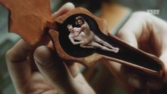 Голая попа Евгении Брик в сериале «Адаптация» фото #3