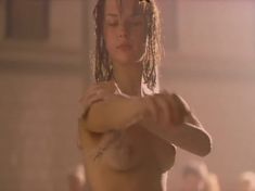 Полностью голая Наталья Данилова в фильме «Американка» фото #15