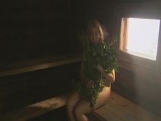 Мария Буравлева оголила грудь и попу в сериале «Аннушка» фото #1