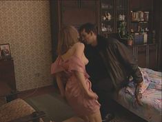 Юлия Михайлова оголила грудь в сериале «Бандитский Петербург 2: Адвокат» фото #8