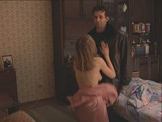 Юлия Михайлова оголила грудь в сериале «Бандитский Петербург 2: Адвокат» фото #10