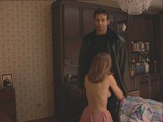 Юлия Михайлова оголила грудь в сериале «Бандитский Петербург 2: Адвокат» фото #12