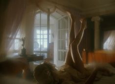 Елена Корикова обнажила грудь в фильме «Барышня-крестьянка» фото #13