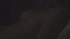 Вздёрнутая голая грудь Александры Тюфтей в фильме «Бездельники» фото #1