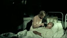 Сочная голая грудь Светланы Ходченковой в фильме «Благословите женщину» фото #3