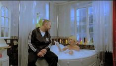 Горячая Маша Малиновская засветила голую грудь в фильме «Боксеры предпочитают блондинок» фото #2