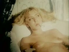 Полностью голая Александра Колкунова в фильме «Болотная street, или Средство против секса» фото #8