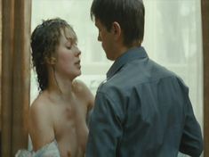 Светлана Смирнова-Марцинкевич засветила голую грудь в фильме «В субботу» фото #4