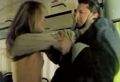 Голые сиськи Анны Тихоновой в фильме «Взбесившийся автобус» фото #1