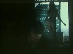 Голая попка Анны Тихоновой в фильме «Влюбленный манекен» фото #6