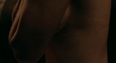 Полина Филоненко показала голую грудь в фильме «Все умрут, а я останусь» фото #3