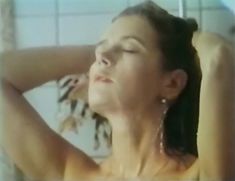 Ирина Алферова оголила грудь и попу в фильме «Высший класс» фото #7