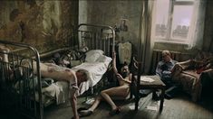 Агния Кузнецова оголила грудь и попу в фильме «Груз 200» фото #8