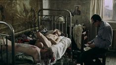 Агния Кузнецова оголила грудь и попу в фильме «Груз 200» фото #13