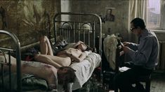 Агния Кузнецова оголила грудь и попу в фильме «Груз 200» фото #14