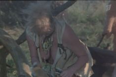 Наталья Гундарева оголила грудь в фильме «Две стрелы. Детектив каменного века» фото #4