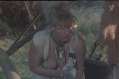 Наталья Гундарева оголила грудь в фильме «Две стрелы. Детектив каменного века» фото #5