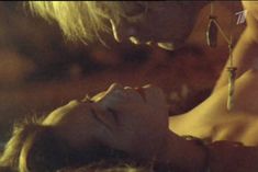 Ольга Кабо снялась голой в фильме «Две стрелы. Детектив каменного века» фото #14