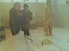 Молодая Юлия Меньшова оголила грудь и попу в фильме «Действуй, Маня!» фото #12