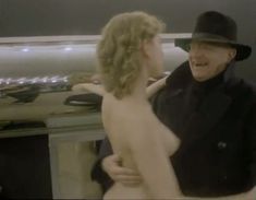 Вера Сотникова показала оголила грудь и попу в фильме «Десять лет без права переписки» фото #16